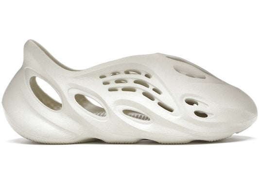 Yeezy Foam RNNR Sand (7 - 14)